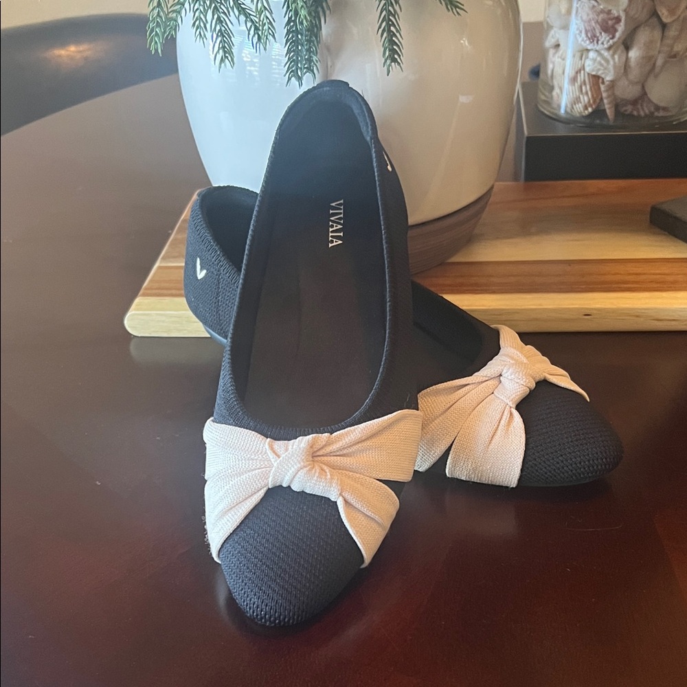 Like new!!! Viviana Black and Cream Flats with Bow